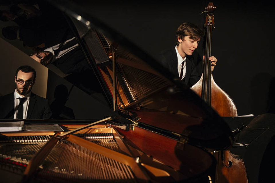 Musicians playing during a corporate event, by a Montreal photographer