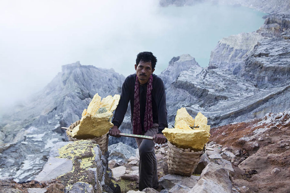 A sulphur rests with his load during the ascent