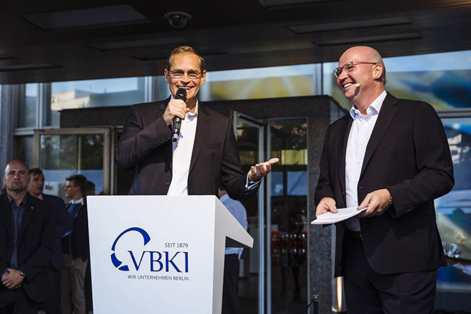Mayor of Berlin and VBKI president during a corporate event, shot by Montreal event photographer