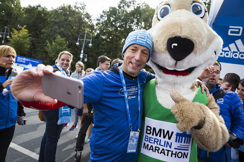 Montreal event photographer shot of runner posing with Berlin Marathon mascot