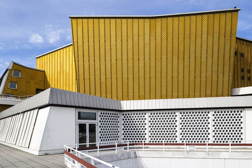 Berliner Philharmonie walkway side