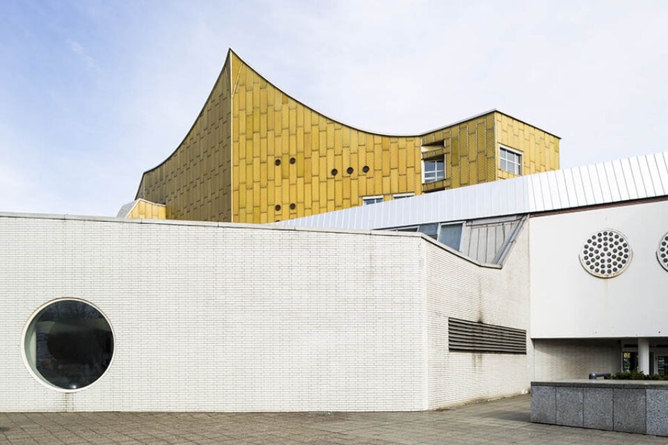 Berliner Philharmonie streetside white wall