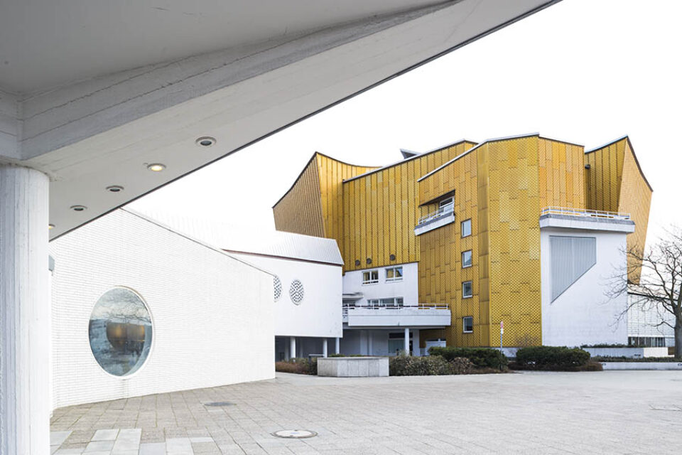 Berliner Philharmonie golden shell from overhang