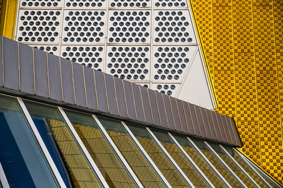 Berliner Philharmonie angled window facade