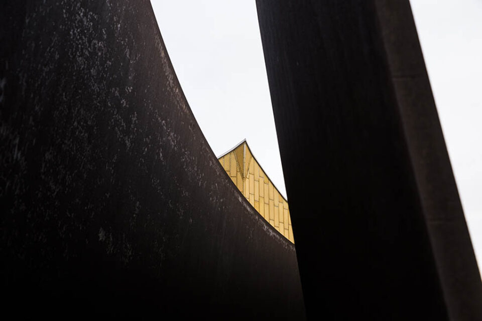 Berliner Philharmonie with exterior memorial