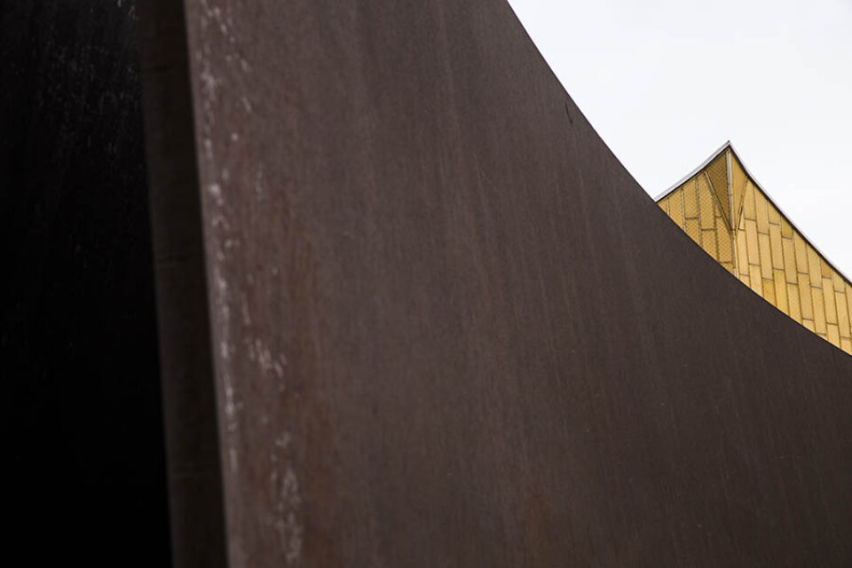 Berliner Philharmonie roof above memorial