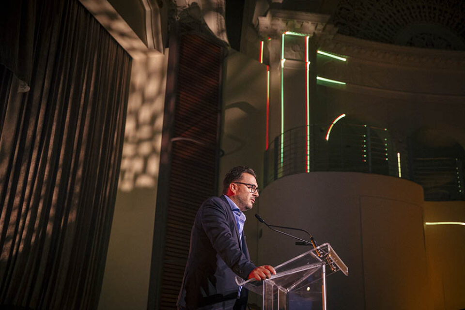 Montreal event photographer shot of man giving presentation