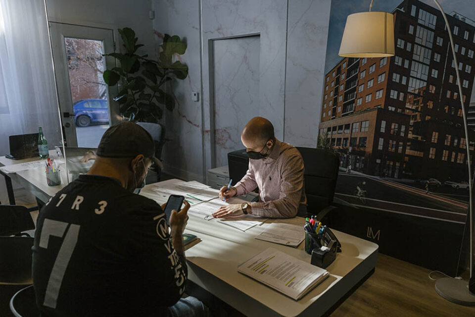Real estate broker signs contract with client