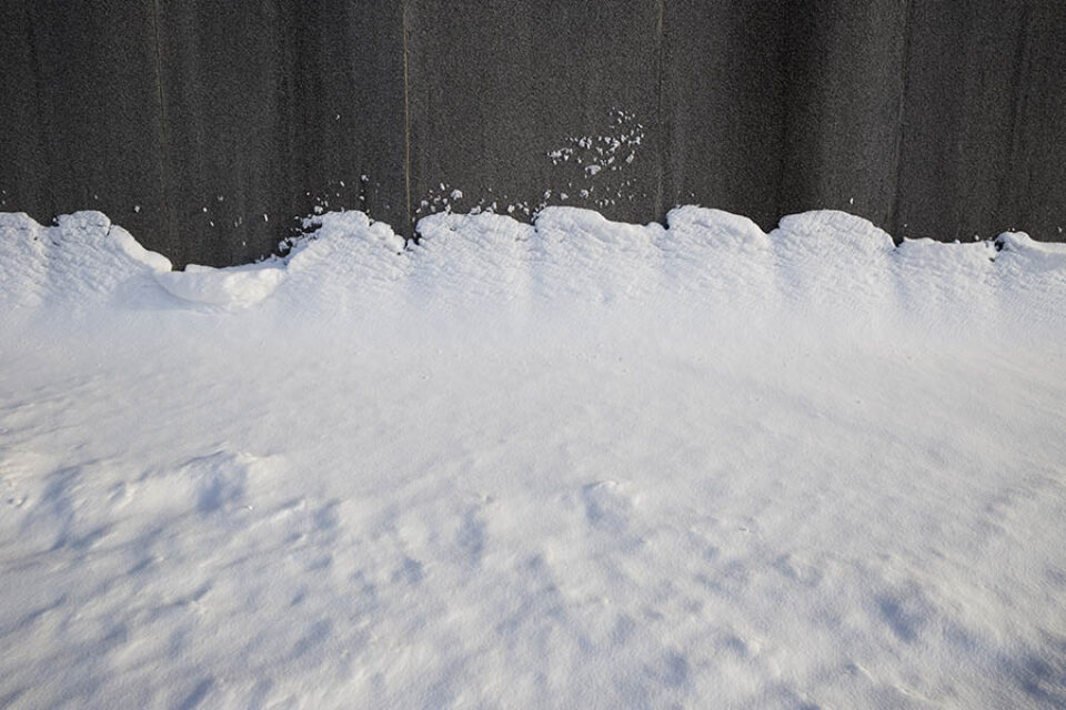 Wave-shaped snowdrift