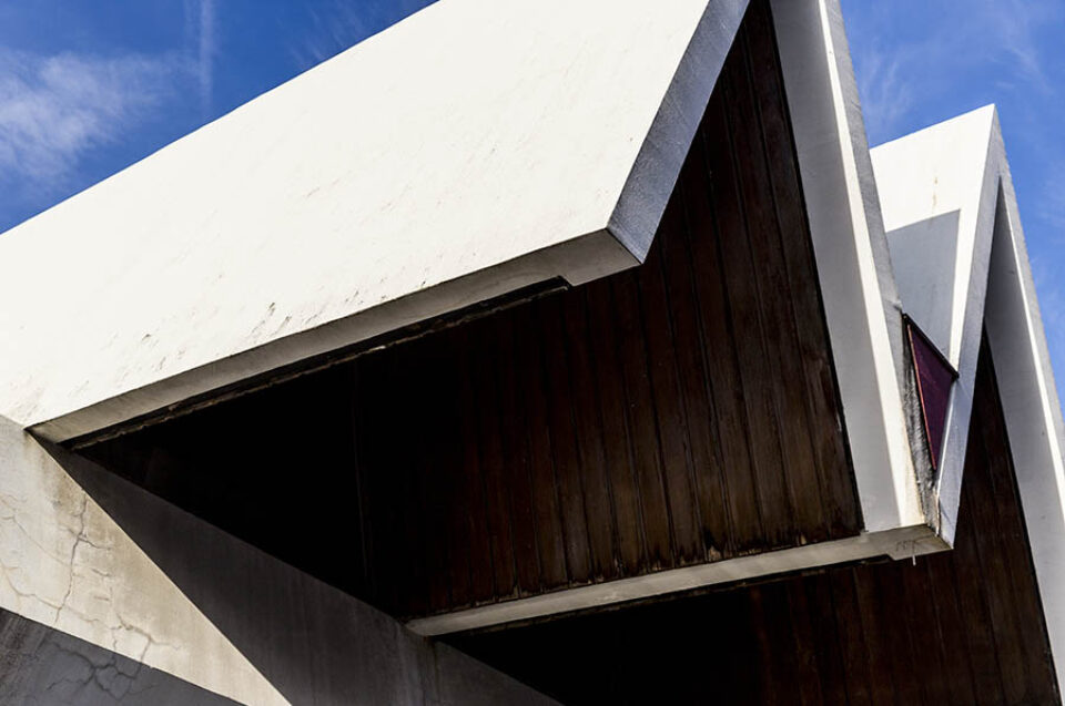 Building sharp roof detail