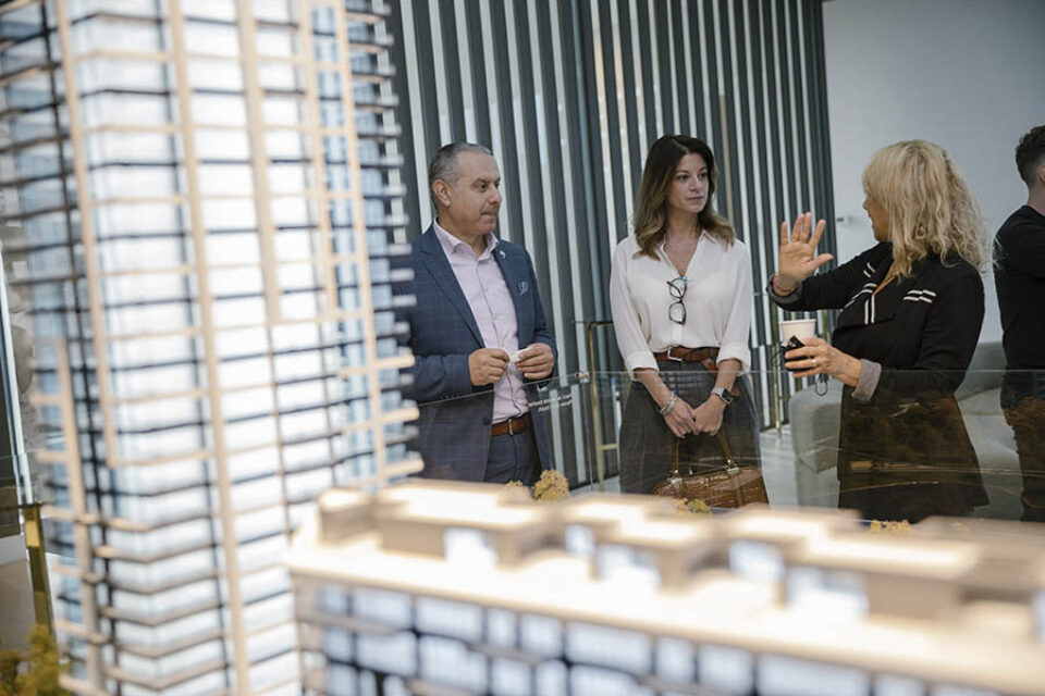 Brokers chat by scale model