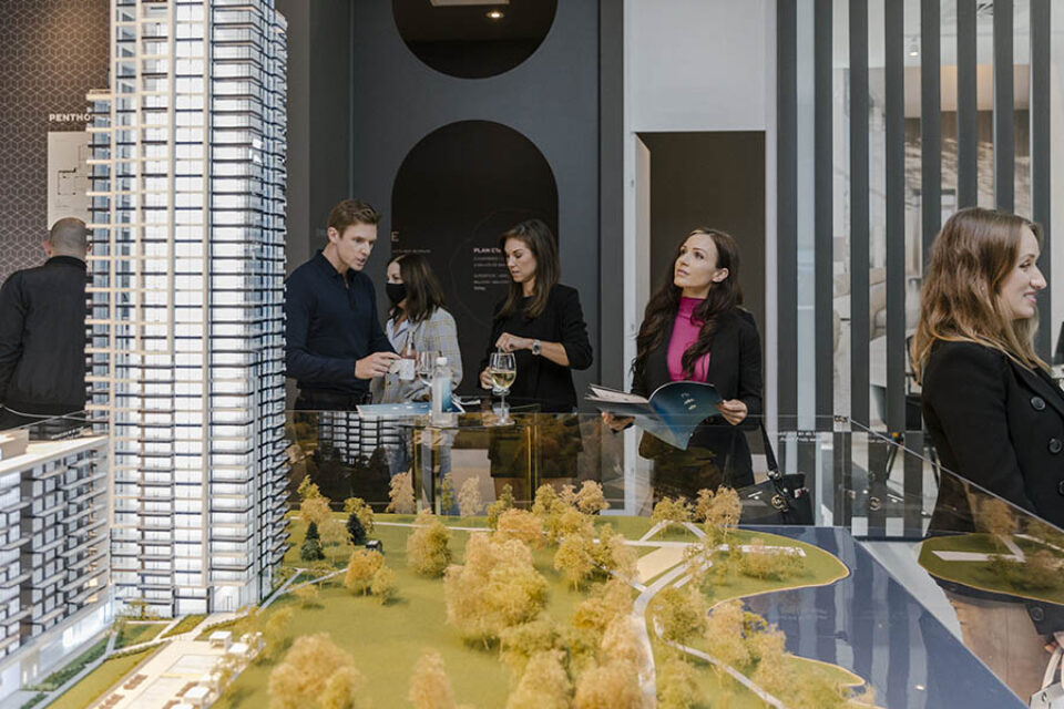 Broker with scale model