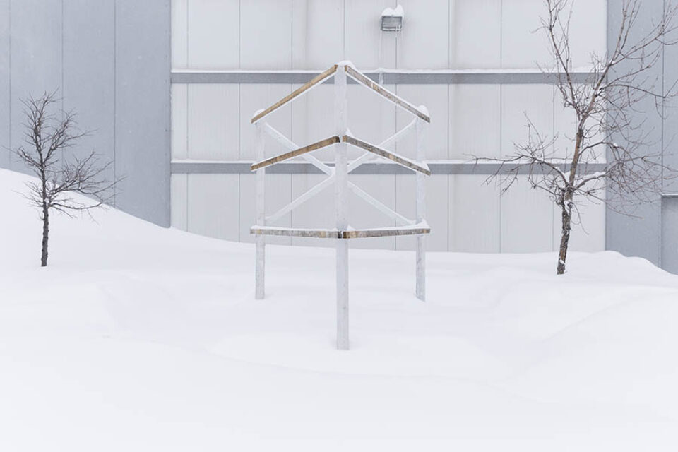 Empty frame structure in snow
