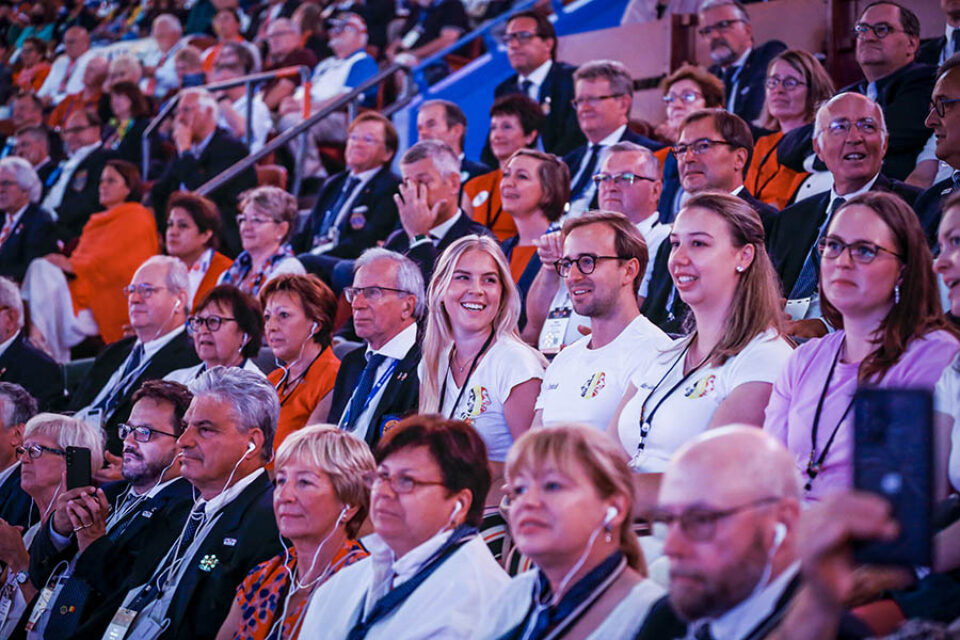 Convention crowd in Bell Centre, Montreal event photography