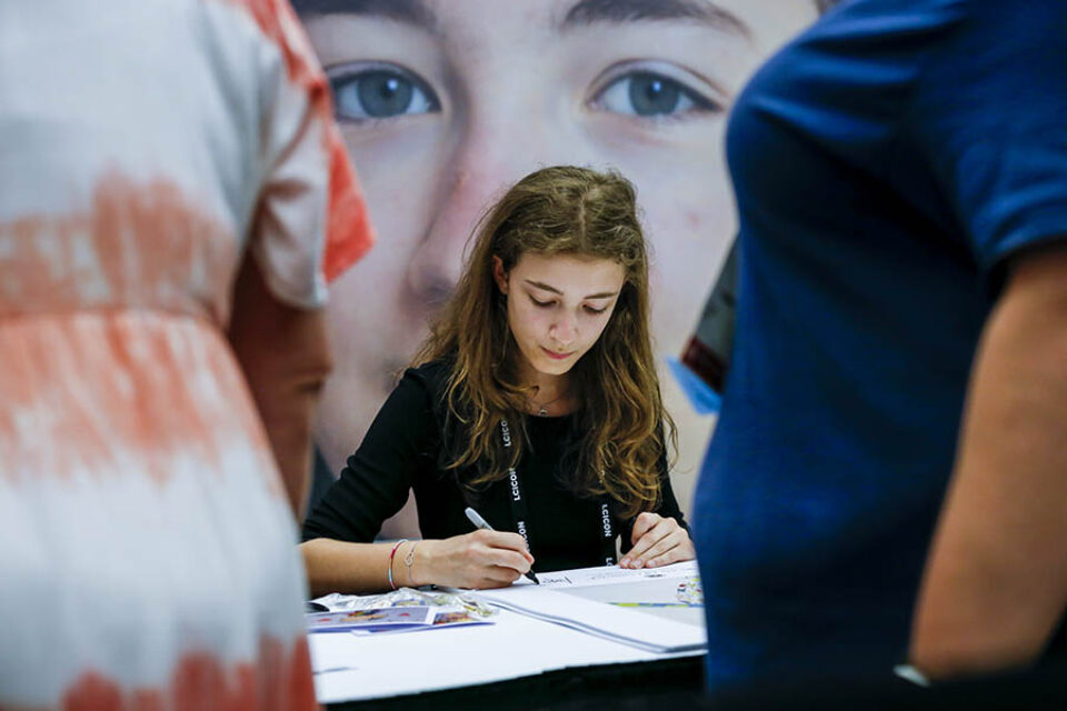 Montreal event photographer shot of a young artist autographing her artwork