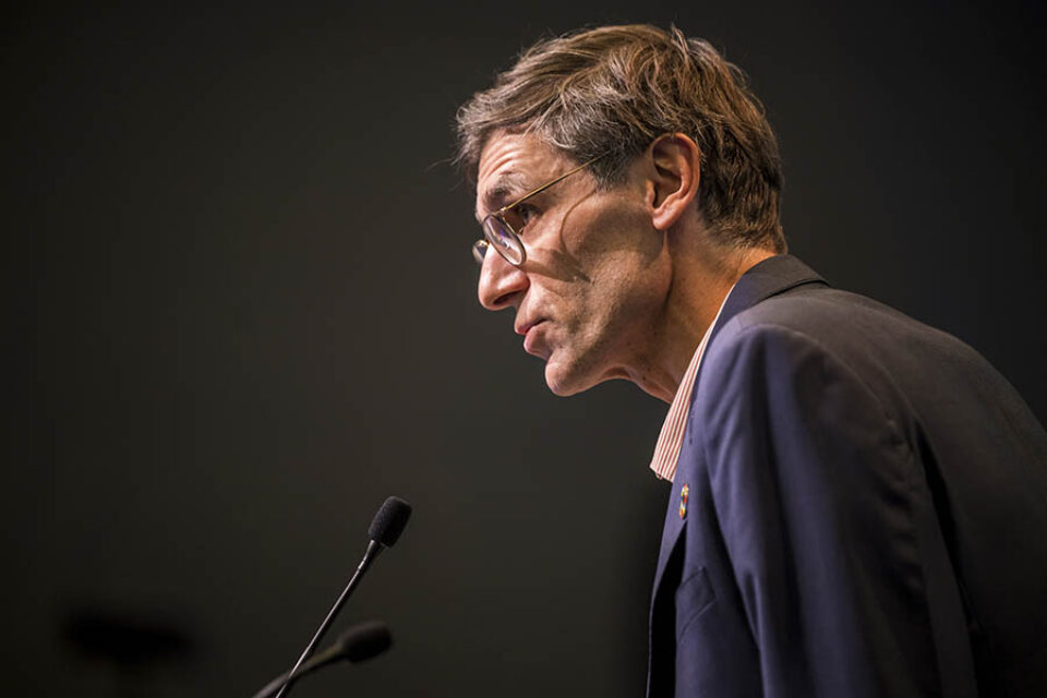 Speaker presenting at convention, by Montreal event photographer