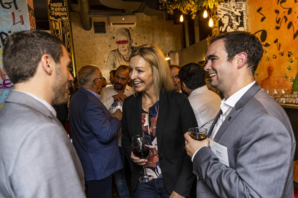 Montreal event photographer image of guests networking