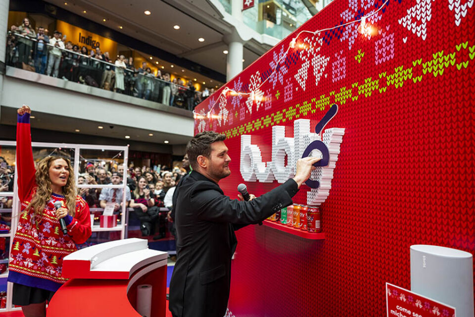 Michael Bublé puts an 'e' on the Bubly logo, Toronto event photography