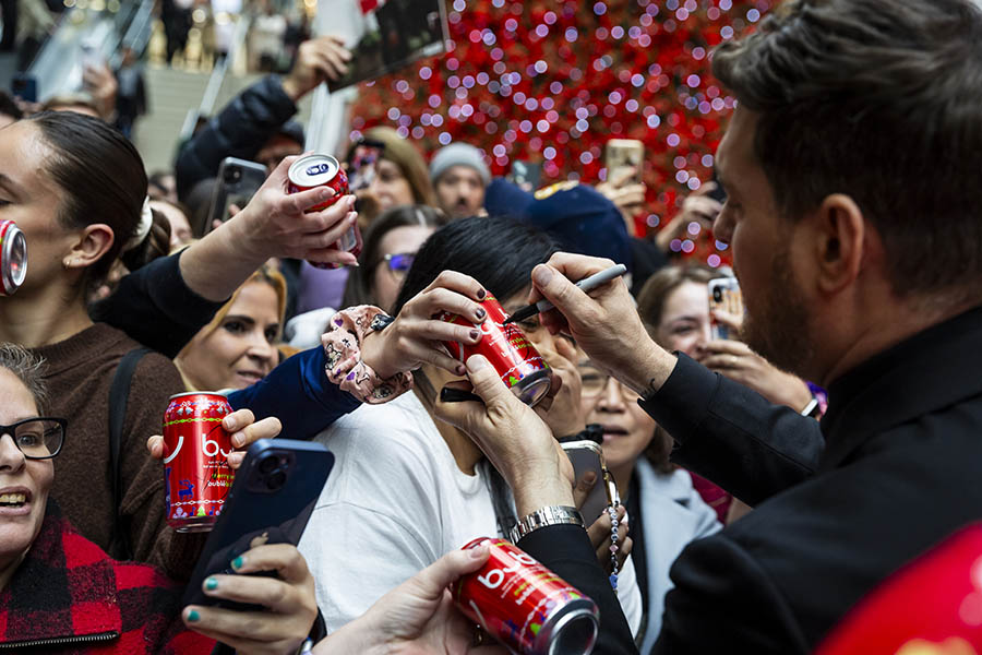 Michael Bublé signs a drinks can - Toronto event photographer