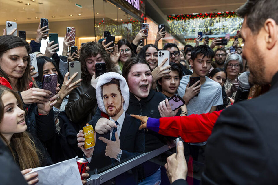 Fan talking to Michael Bublé at his Toronto event