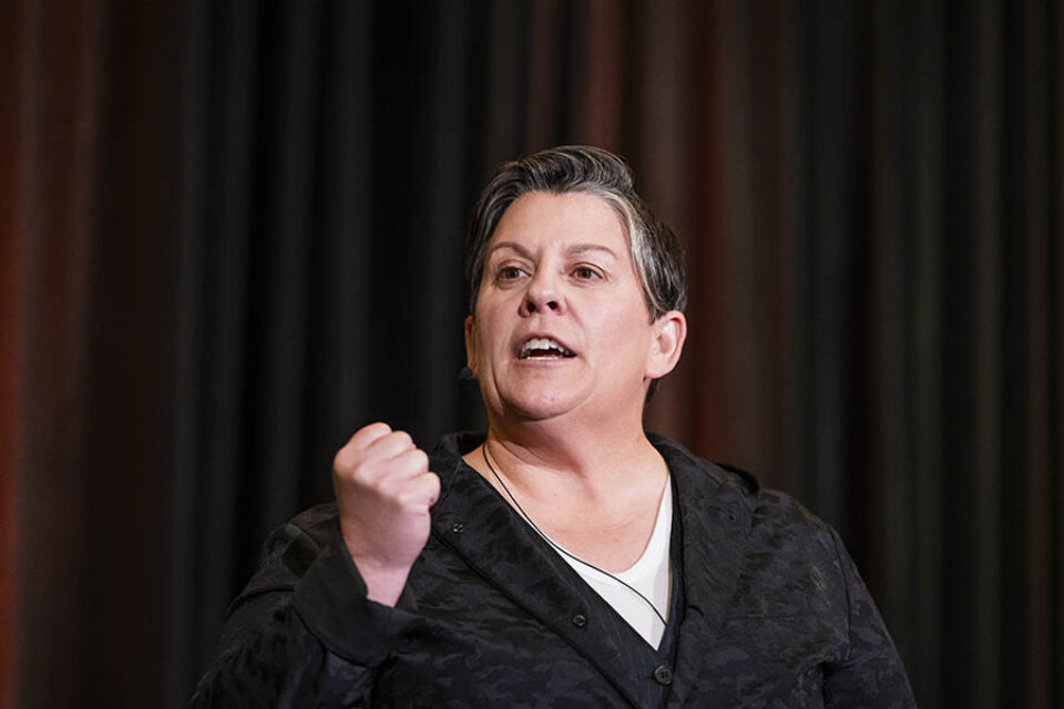 Montreal event photographer image of Mandy Rennehan presentation
