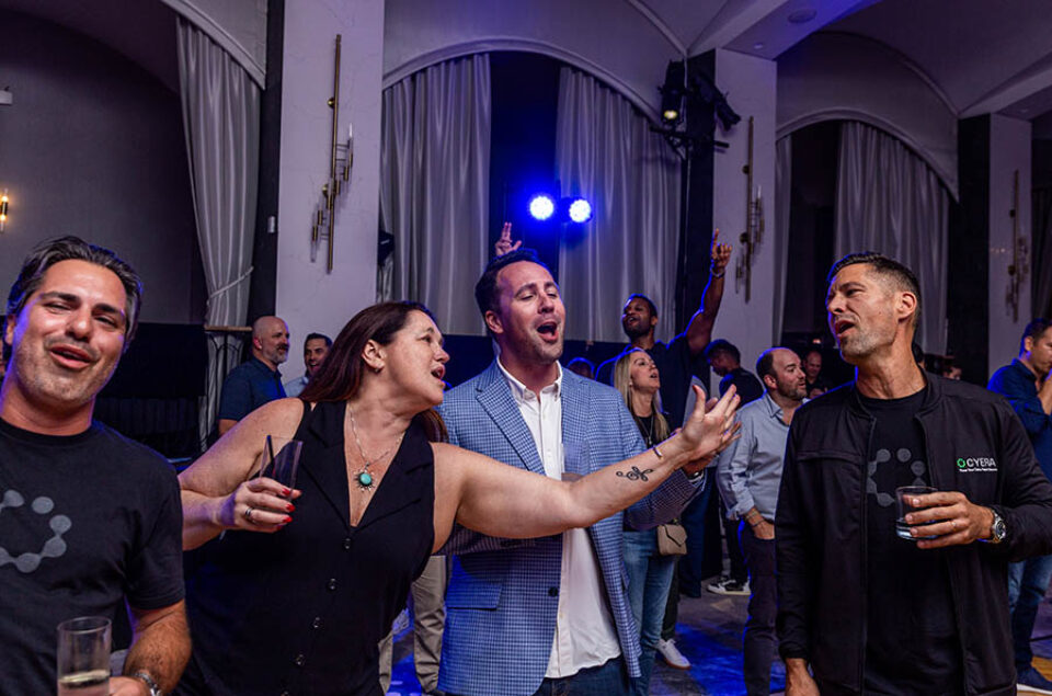 Montreal corporate event photographer image of delegates enjoying a karaoke session
