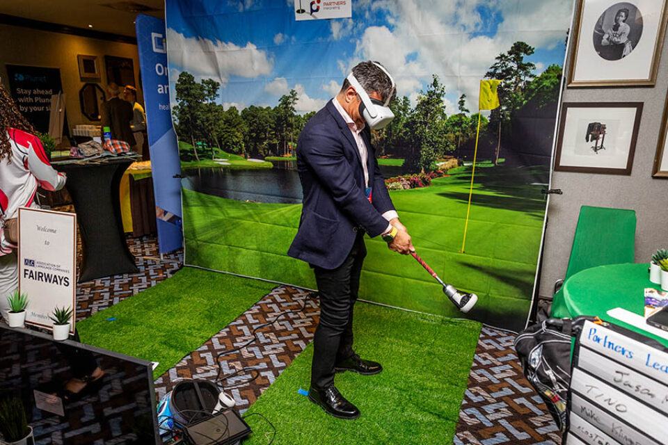 Montreal corporate vent attendee playing virtual golf