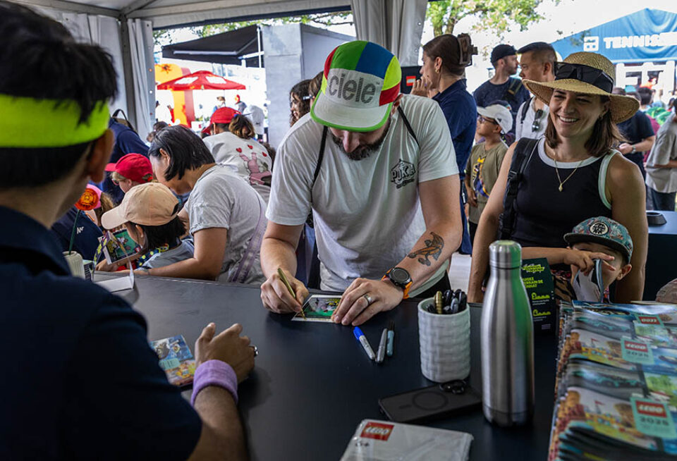 Signing photobooth images, Montreal sports event photography