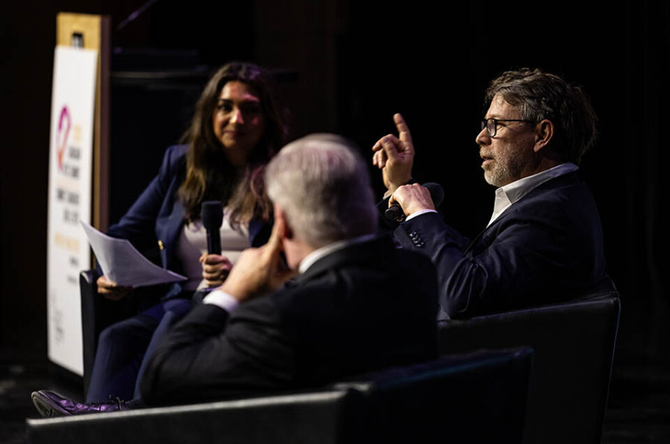 Event panelist gesticulating, summit photography Montreal