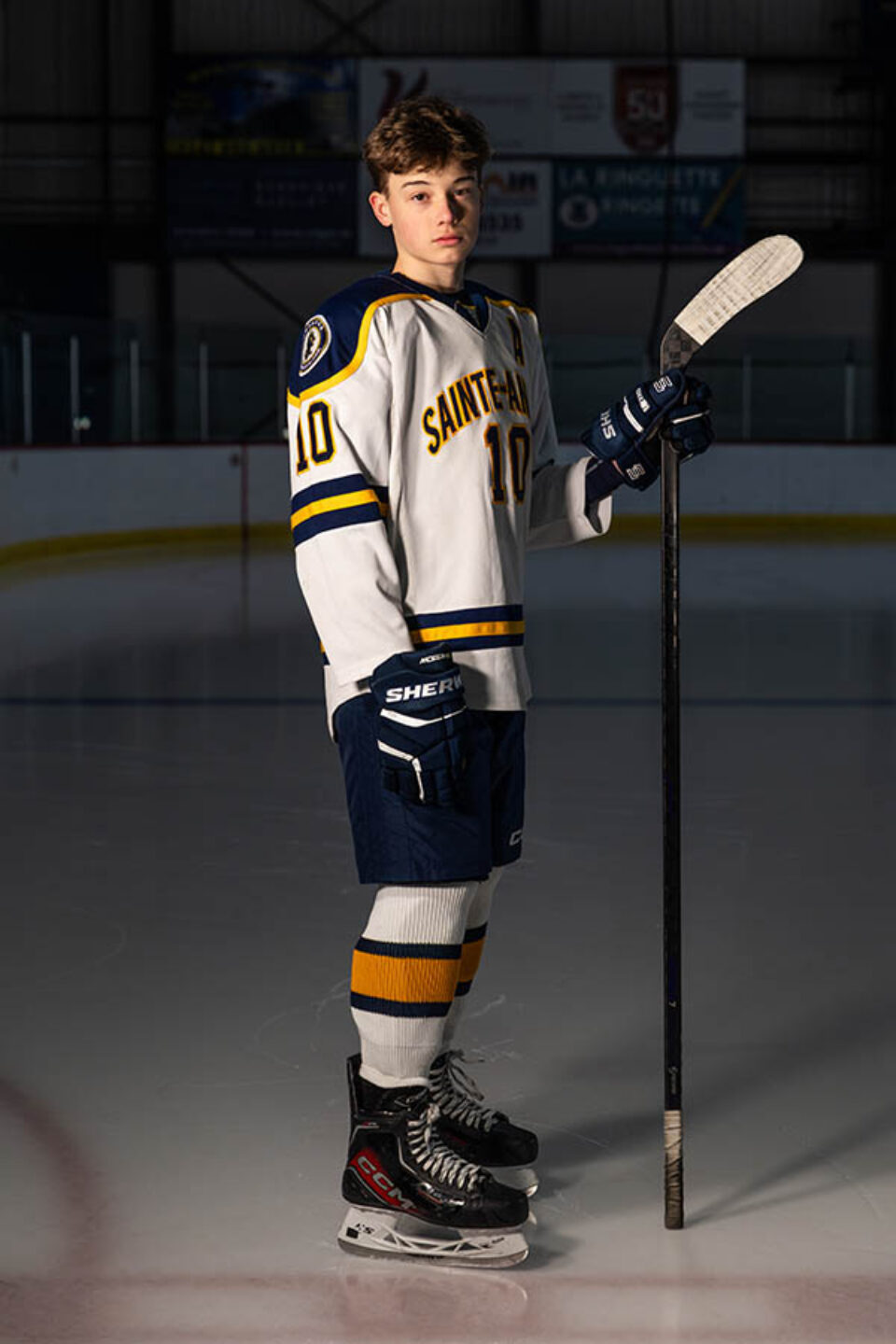 Young hockey player portrait by Montreal college sports photographer