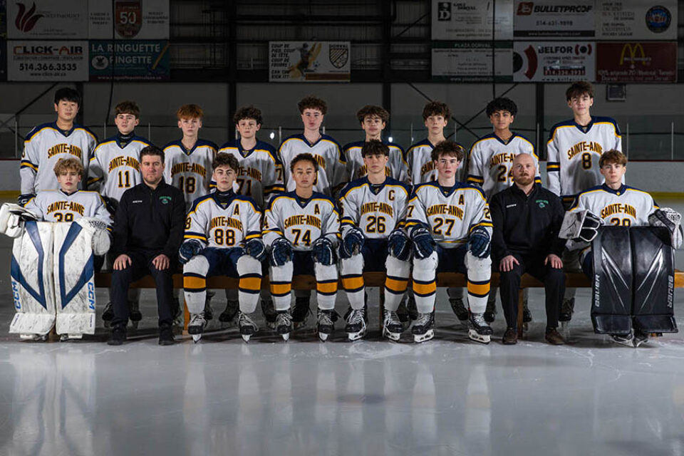 Hockey team photo by Montreal college sports photographer, for hockey program marketing materials