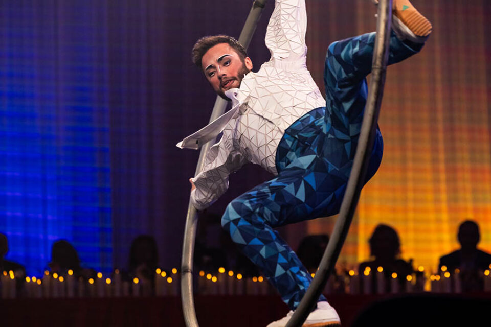 Acrobat at gala dinner in Laval